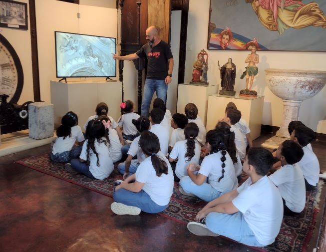 api-modulos/fotos/img/galeria_cat_culturais_490/490/13870/VISITA GUIADA POR GUSTAVO, ESCOLA MUNICIPAL ELVIRA XAVIER DE MELO, PROF. CÍNTIA, 23.09.2026 (4).jpg
